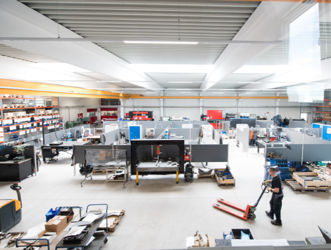 Fertigungshalle Production hall
